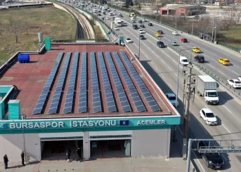 Bursa’da metro durakları enerji istasyonuna dönüşüyor