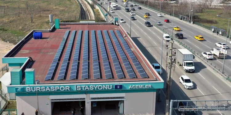 Bursa’da metro durakları enerji istasyonuna dönüşüyor