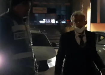 Aracını bağlatmamak için kaputa oturup polise direndi