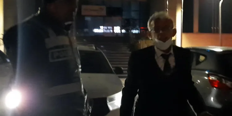 Aracını bağlatmamak için kaputa oturup polise direndi