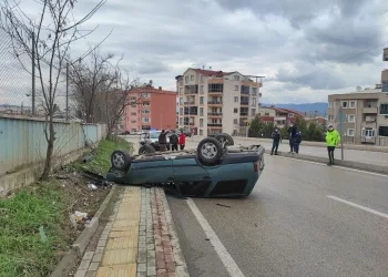 Bursa’da takla atan araçtan sağ çıktı