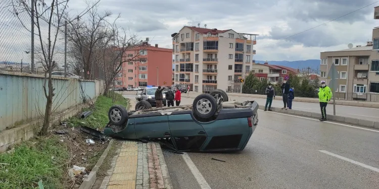 Bursa’da takla atan araçtan sağ çıktı
