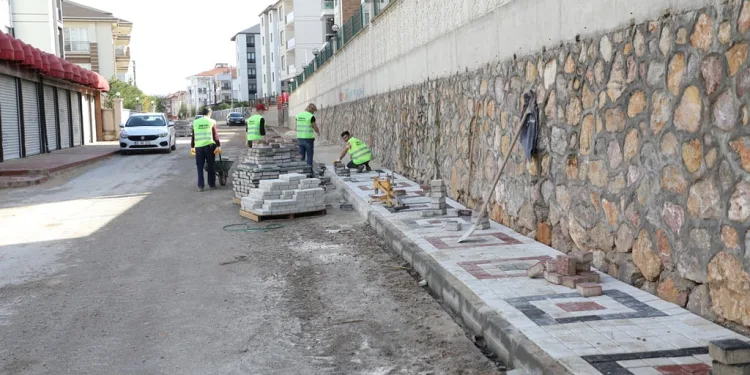 Bursa İnegöl’de 75 sokakta kaldırım çalışması sürüyor