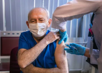 Kılıçdaroğlu ilk doz aşısını oldu