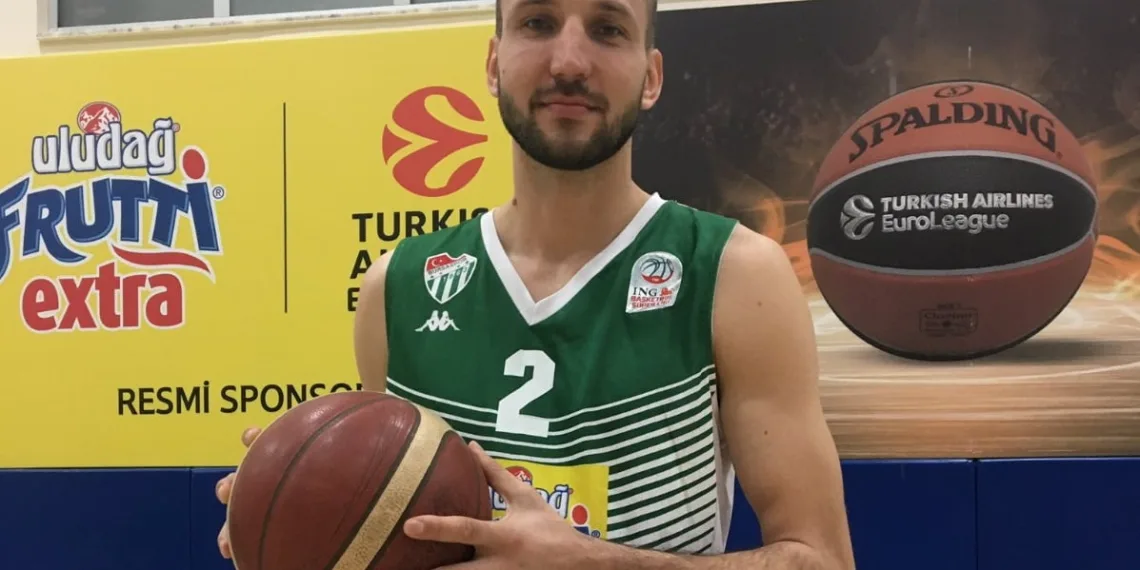 Bursa’da metruk binada yangın!