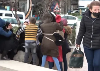 Bursa’da lodosta uçmamak için birbirlerine tutundular