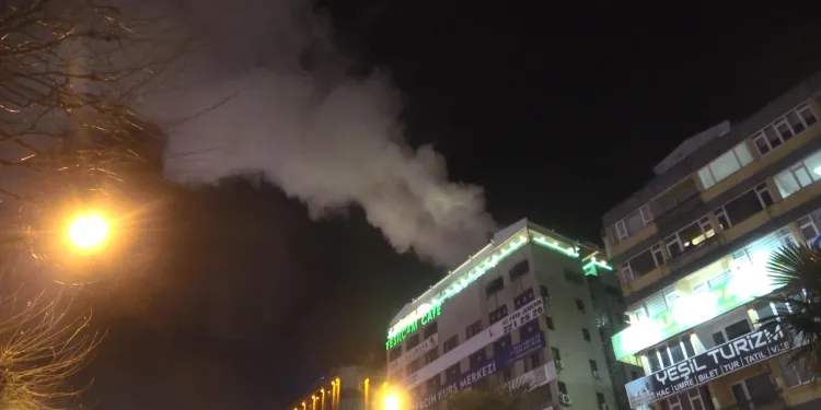 Bursa’da 10 katlı iş hanında korkutan yangın!