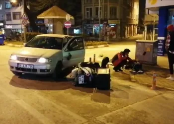 Bursa’da otomobille çarpışan kurye metrelerce sürüklendi