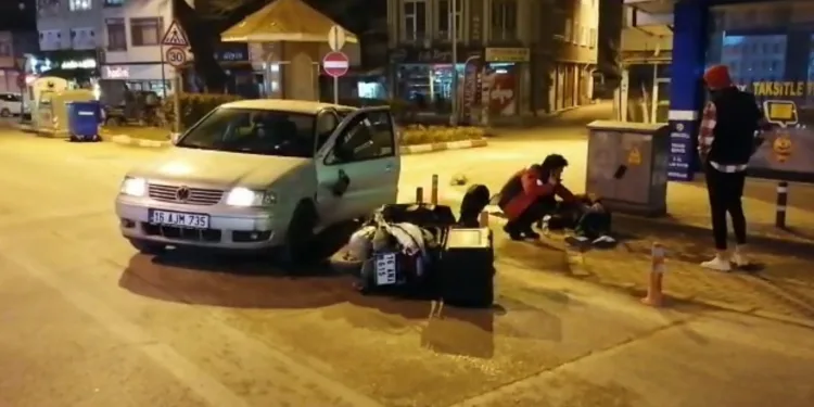 Bursa’da otomobille çarpışan kurye metrelerce sürüklendi
