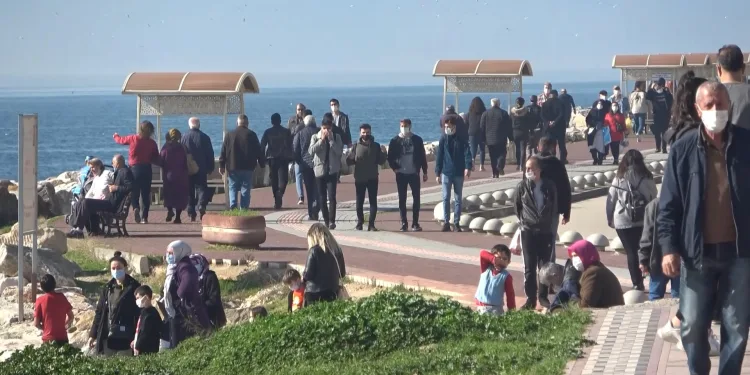Bursa’da güzel havayı gören sahile akın etti