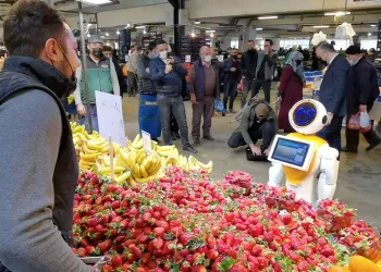 “Robot Ada” Bursa’da pazar tezgahlarını gezdi