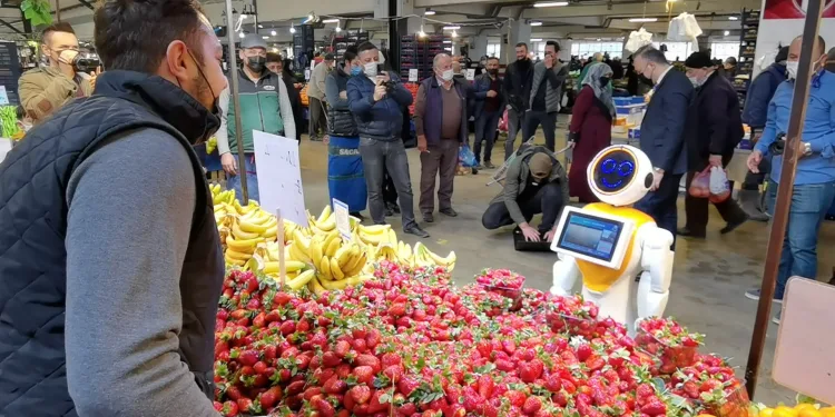 “Robot Ada” Bursa’da pazar tezgahlarını gezdi