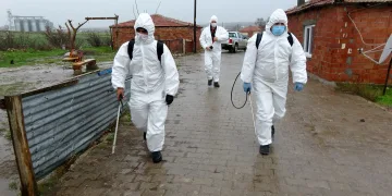 Bebek ziyaretinde 37 kişiye virüs bulaştırdı