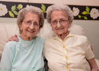 96 yaşındaki ikizleri virüs ayırdı