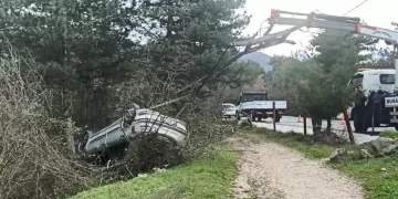 Bursa’da ehliyetsiz sürücü ormanlık alana uçtu