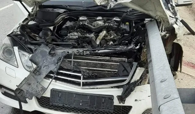 Otomobil bariyerlere saplandı: Profesör öldü, kızı yaralandı