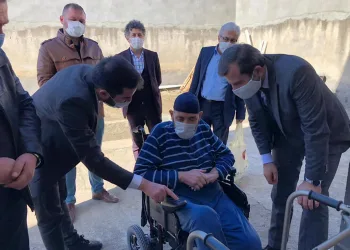 Gürsu’da engelli vatandaşa akülü araba yardımı