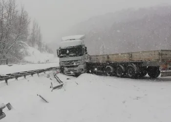 Bursa’da kar yağışı sonrası kayan TIR karayolunu kapattı