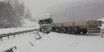 Bursa’da kar yağışı sonrası kayan TIR karayolunu kapattı