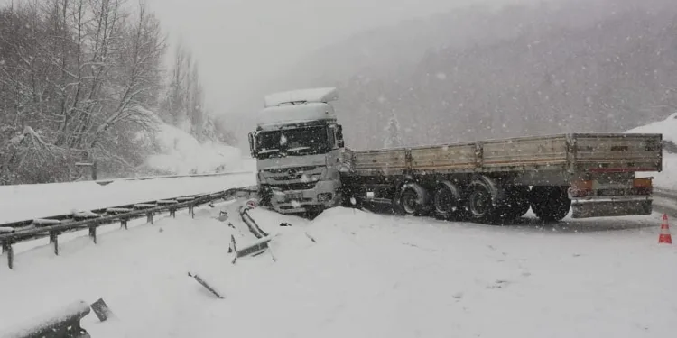 Bursa’da kar yağışı sonrası kayan TIR karayolunu kapattı
