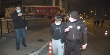 Bursa’da polisten kaçtı bekçiye yakalandı