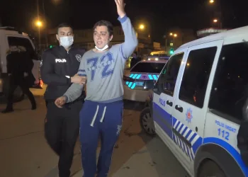 Kaza yaptı, polislerin üzerine yürüdü!