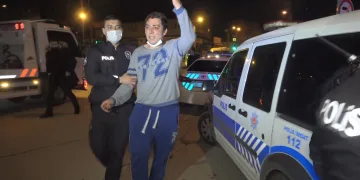 Kaza yaptı, polislerin üzerine yürüdü!
