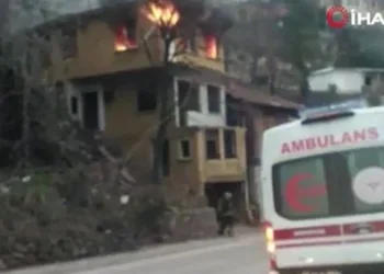 Bursa’da kullanılmayan 3 katlı binada yangın