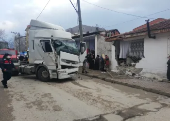 Bursa’da TIR tek katlı eve daldı!