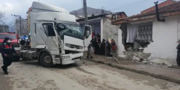Bursa’da TIR tek katlı eve daldı!