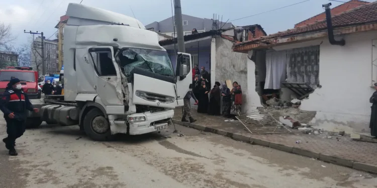 Bursa’da TIR tek katlı eve daldı!