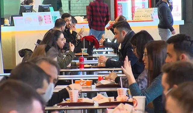AVM’lerin yemek katları ilk günden doldu taştı
