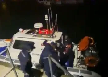 Yunanistan 7 göçmeni kelepçeleyip denize attı