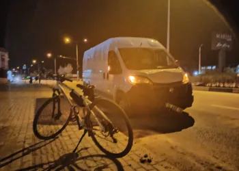 Bursa’da yaya geçidinde bisikletli gence minibüs çarptı