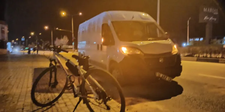 Bursa’da yaya geçidinde bisikletli gence minibüs çarptı