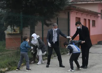 Belediye başkanı ve kaymakam öğrencilerle temizlik yaptı