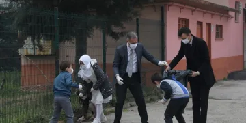 Belediye başkanı ve kaymakam öğrencilerle temizlik yaptı