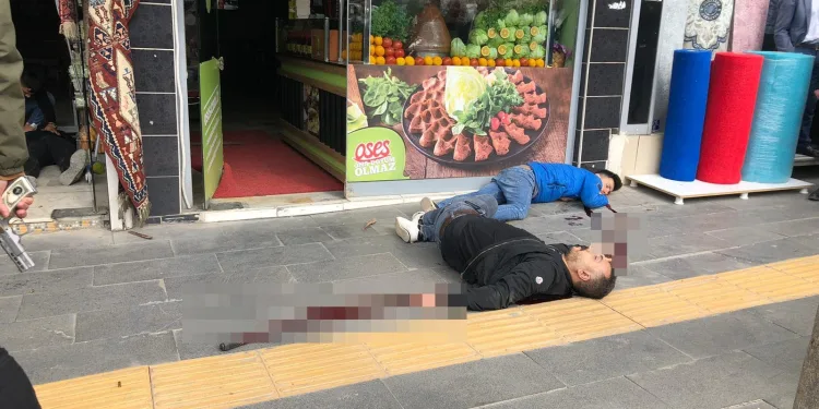 Cadde ortasında silahlı kavga: 3 ağır yaralı