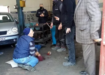Bursa’da tamir ettiği otomobil üzerine düştü