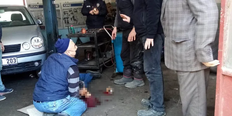 Bursa’da tamir ettiği otomobil üzerine düştü