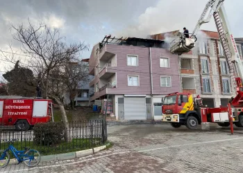 Bursa’da 3 katlı binanın çatı katında yangın