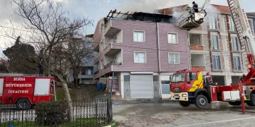 Bursa’da 3 katlı binanın çatı katında yangın