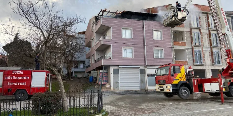 Bursa’da 3 katlı binanın çatı katında yangın