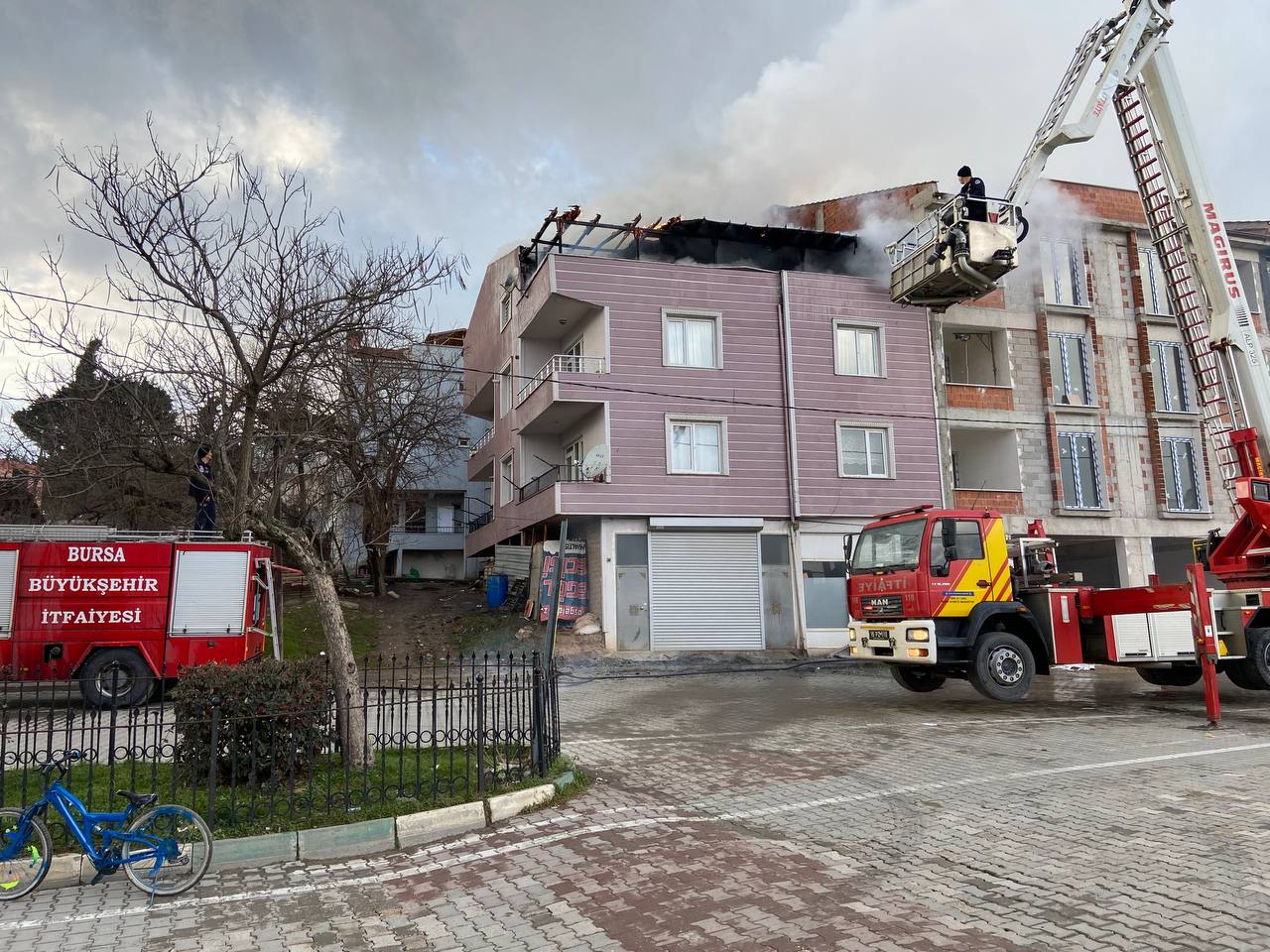 Bursa'da 3 katlı binanın çatı katında yangın