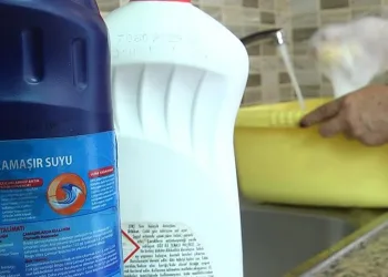 Otomobilini çamaşır suyuyla yıkadıktan sonra öldü