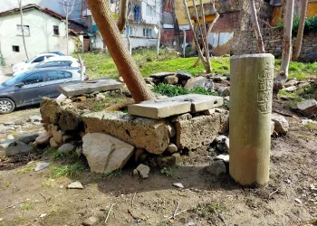 Bursa’da 500 yıllık mezar molozların arasında kaldı