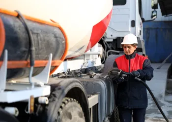 30 tonluk beton mikserinin şoförlüğünü yapıyor