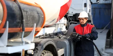 30 tonluk beton mikserinin şoförlüğünü yapıyor
