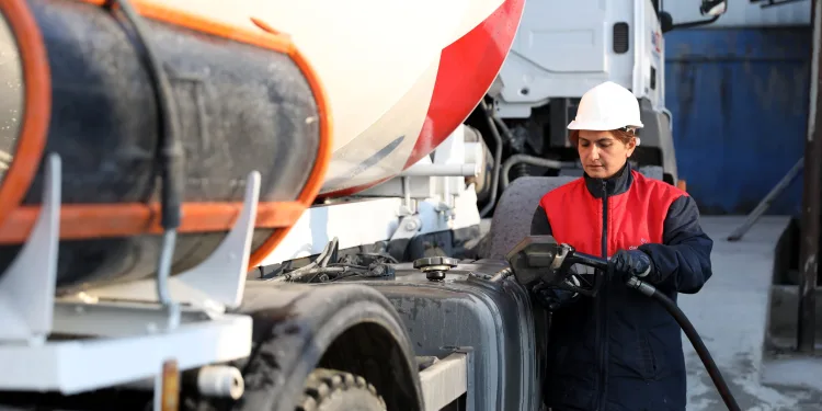 30 tonluk beton mikserinin şoförlüğünü yapıyor