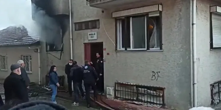 Çıkan yangında çocuklarına evde sanan anne kriz geçirdi